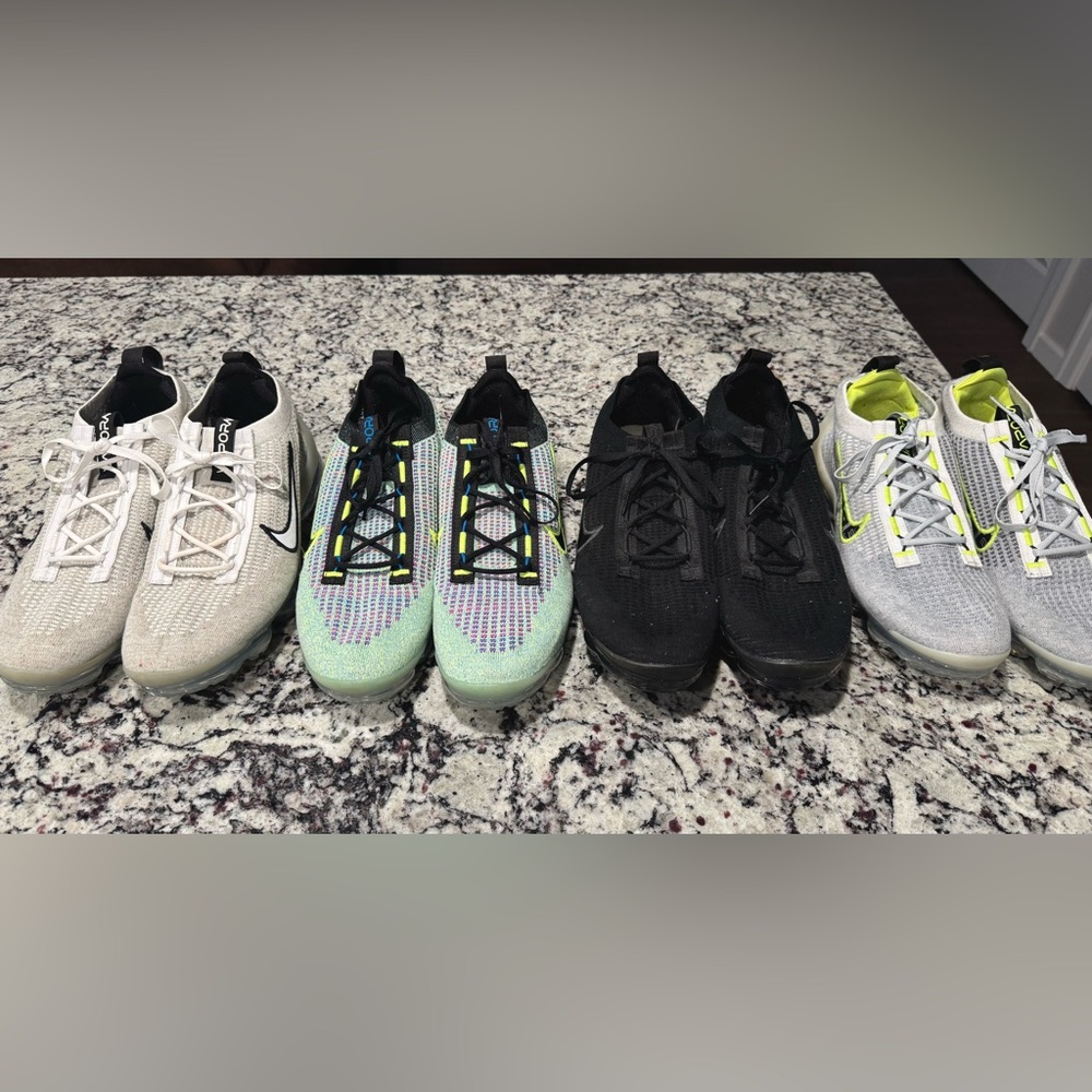 I am selling 4 pairs of Nike Vapor Max Flyknit
50$ a pair or 175$ take all.